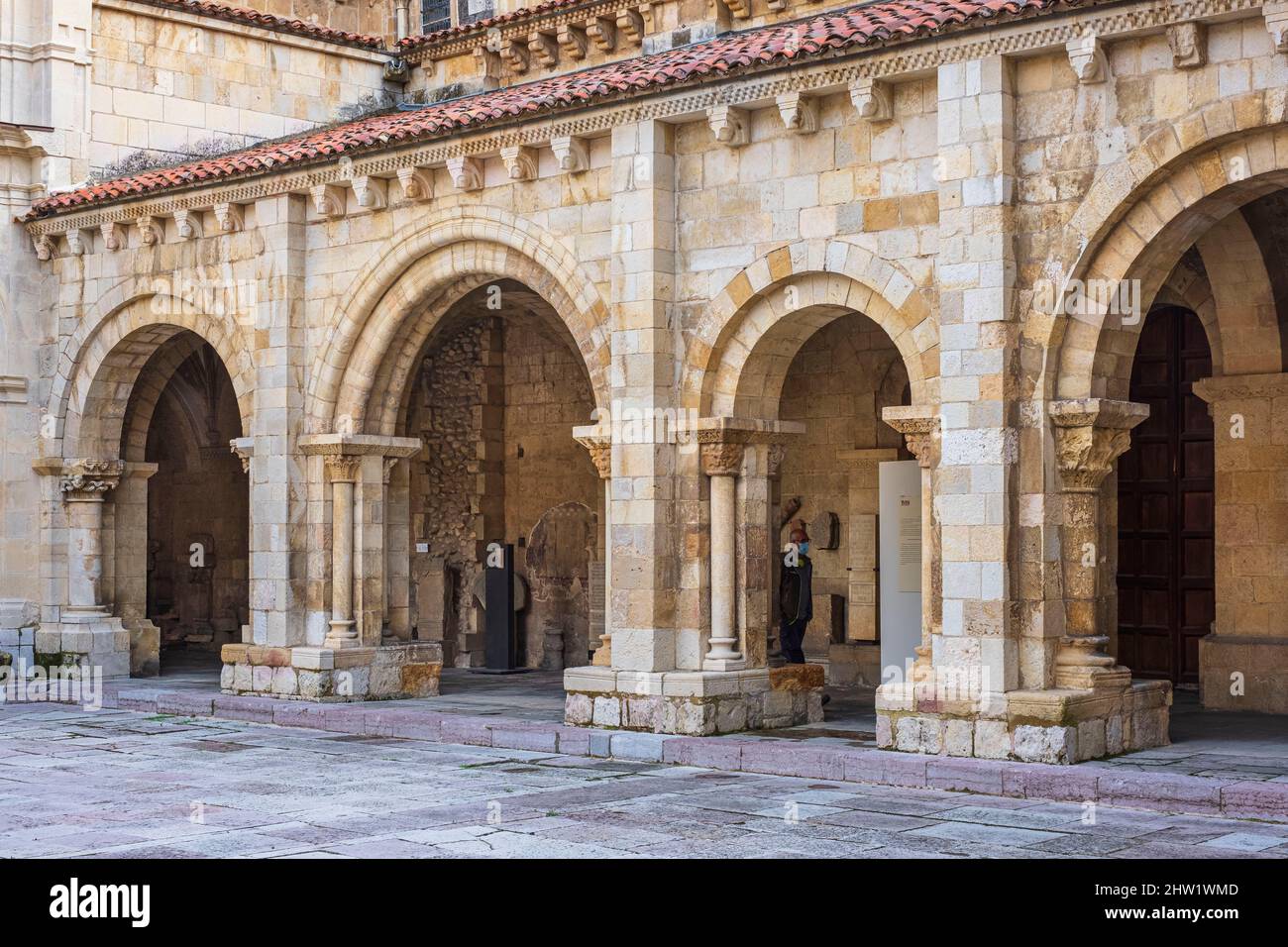 Espagne, Castille et le?n, le?n, scène sur le franc camino, route espagnole du pèlerinage à Saint-Jacques-de-Compostelle, classé au patrimoine mondial de l'UNESCO, 11th siècle Collégiale royale Basilique de Saint-Isidore, le cloître Banque D'Images