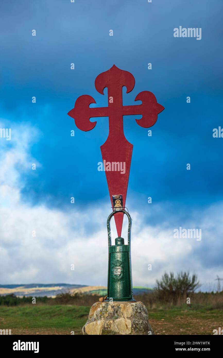 Espagne, Castille et le?n, environs du hameau El Ganso, croix de l'ordre de Saint-Jacques (ordre de Saint-Jacques de l'épée) sur le franc caminos, route espagnole du pèlerinage à Saint-Jacques-de-Compostelle, classé au patrimoine mondial de l'UNESCO Banque D'Images