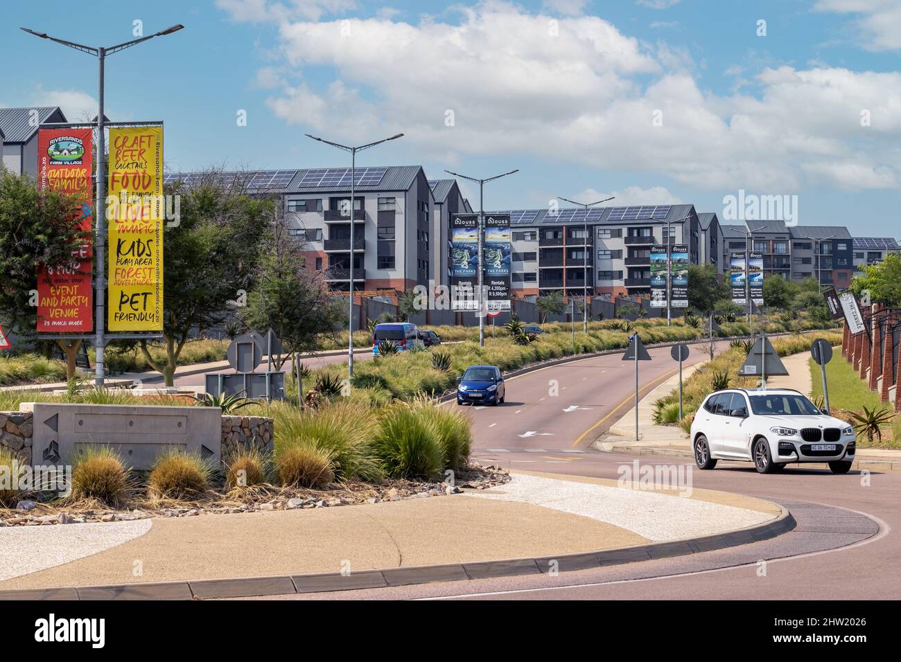 Johannesburg, Afrique du Sud, 24th février - 2022: Voir la route vers le développement de grands appartements avec le cercle tournant en premier plan. Banque D'Images