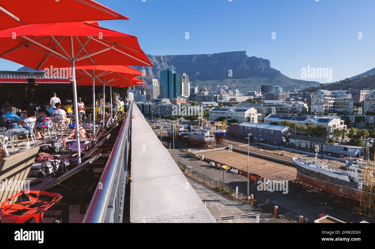 Cape Town, Afrique du Sud, 26th février - 2022: Bar sur le toit avec piscine en centre-ville avec vue sur la montagne de la Table. Banque D'Images