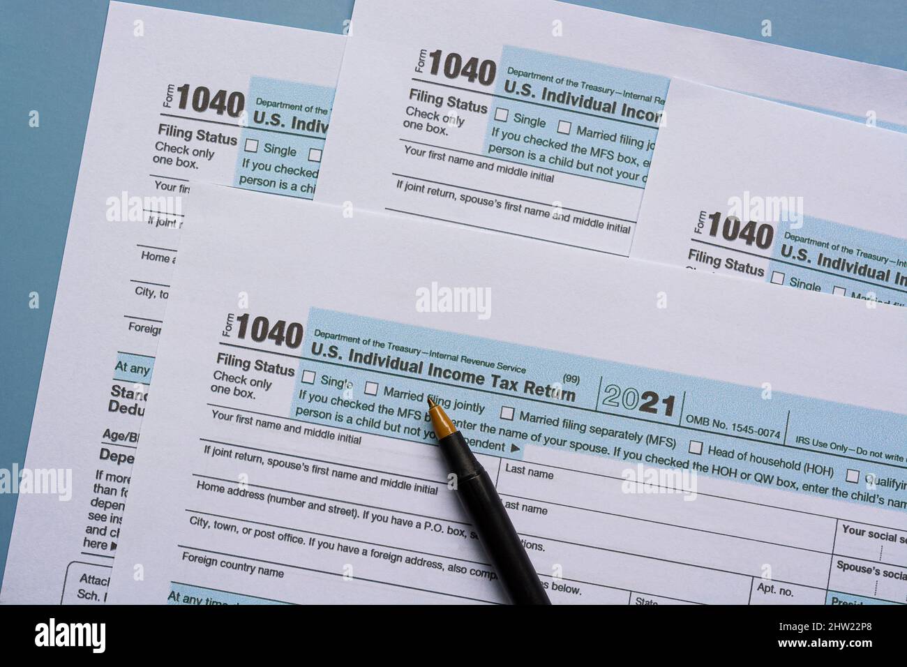 Formulaires fiscaux 1040. Déclaration d'impôt sur le revenu des  particuliers aux États-Unis sur un bureau. Concept commercial et fiscal  Photo Stock - Alamy