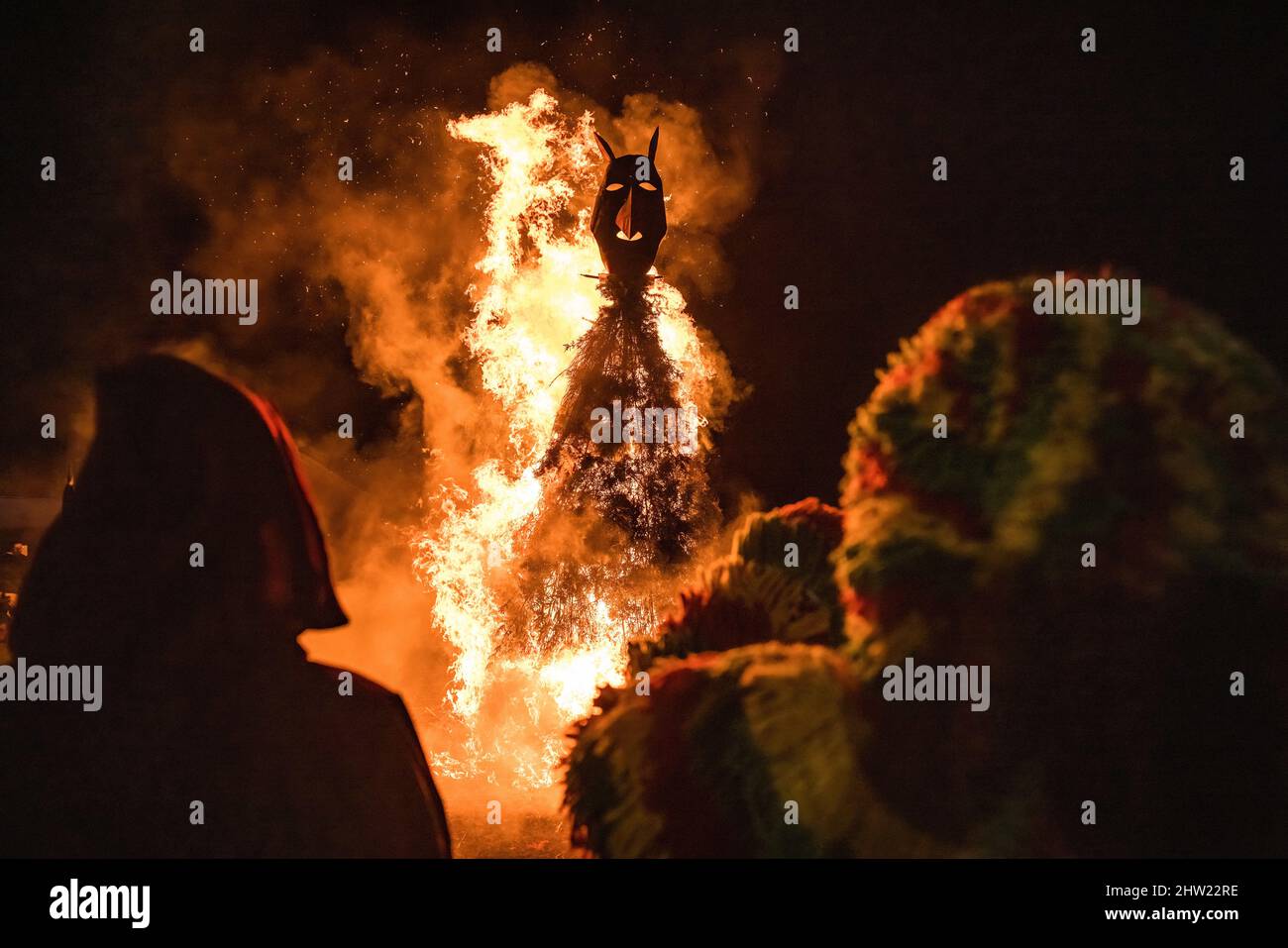 Macedo de Cavaleiros, Portugal. 28th févr. 2022. Caretos effectue des  rituels religieux pendant l'incendie du masque magique pendant la  célébration du Carnaval de Podence.dans le village portugais de Podence,  dans la municipalité