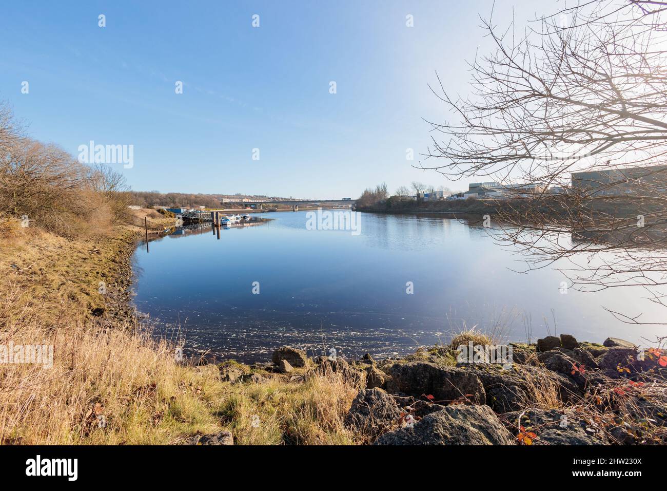 Newcastle UK: 31st Jan 2022: Newburn Riverside à la rivière Tyne, belle eau encore calme le jour ensoleillé. Pont autoroutier A1 en arrière-plan Banque D'Images