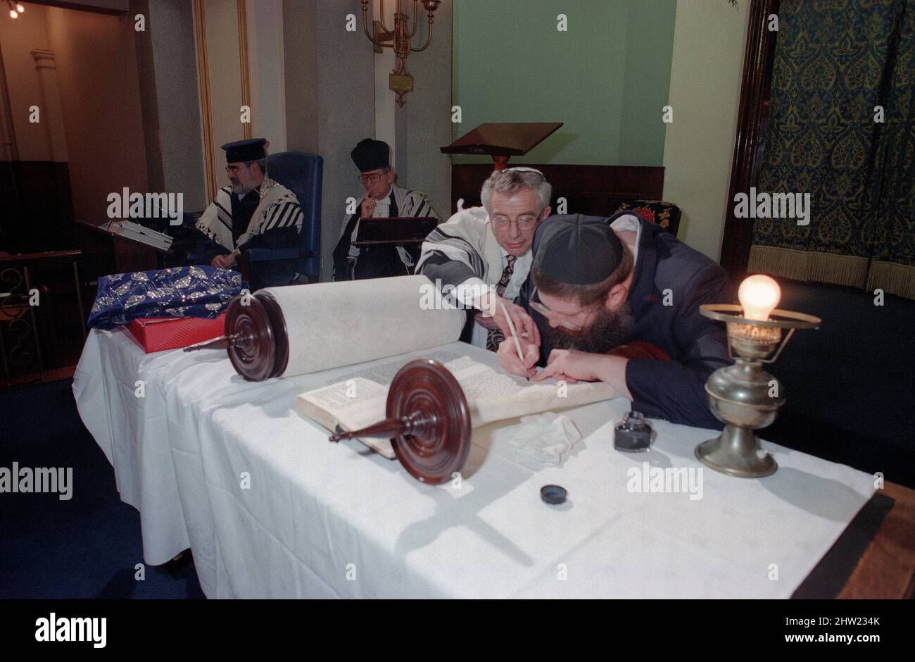 Le Grand Rabbin Jonathan Sacks a été l'invité d'honneur pour l'ajout des dernières lettres dans une nouvelle Torah Sefer à la synagogue de Birmingham Hebrew Congrégation Singers Hill, le dimanche 15 mars 1998. Les membres de la congrégation ainsi que le chef Rabbin ont ajouté une seule lettre chacun. Le Rév Uzi Brown est le scribe. Banque D'Images