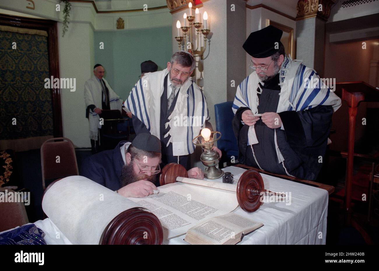 Le Grand Rabbin Jonathan Sacks a été l'invité d'honneur pour l'ajout des dernières lettres dans une nouvelle Torah Sefer à la synagogue de Birmingham Hebrew Congrégation Singers Hill, le dimanche 15 mars 1998. Les membres de la congrégation ainsi que le chef Rabbin ont ajouté une seule lettre chacun. Le Rév Uzi Brown est le scribe. Banque D'Images