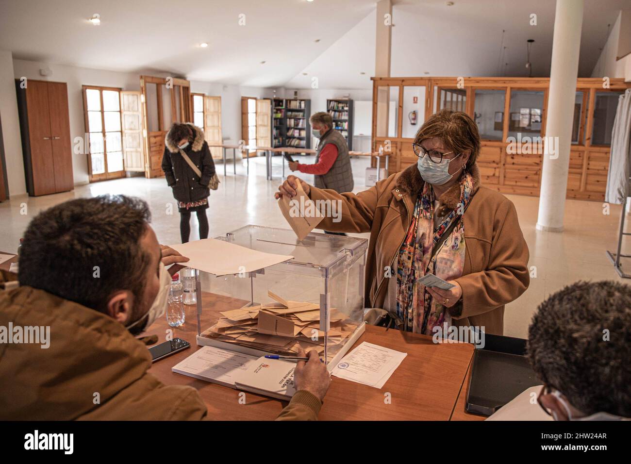 Une femme vote dans la municipalité de ArlanzÛn, située dans la province de Burgos. L'élection régionale castillane-léonaise a eu lieu le dimanche 13 février 2022 pour élire les 11th Cortes de la communauté autonome de Castille et LeÛn. Banque D'Images