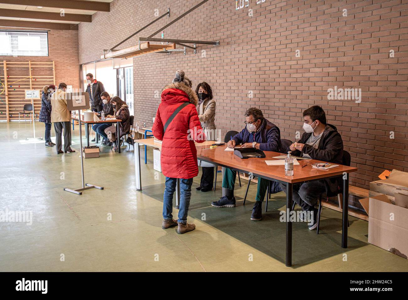 Les responsables des sondages assistent aux élections à l'Ibeas de Juarros, bureau de vote.l'élection régionale castillan-Leonese a eu lieu le dimanche 13 février 2022 pour élire les 11th Cortes de la communauté autonome de Castille et LeÛn. (Photo de Jorge Contreras Soto / SOPA Images/Sipa USA) Banque D'Images