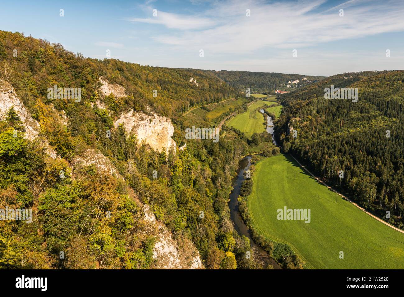 Vue depuis le point de vue Knopfmacherfelsen vers la vallée du Danube et le monastère de Beuron, le Parc naturel du Haut-Danube, l'Alb de Swabian, Bade-Wuerttemberg, Allemagne Banque D'Images