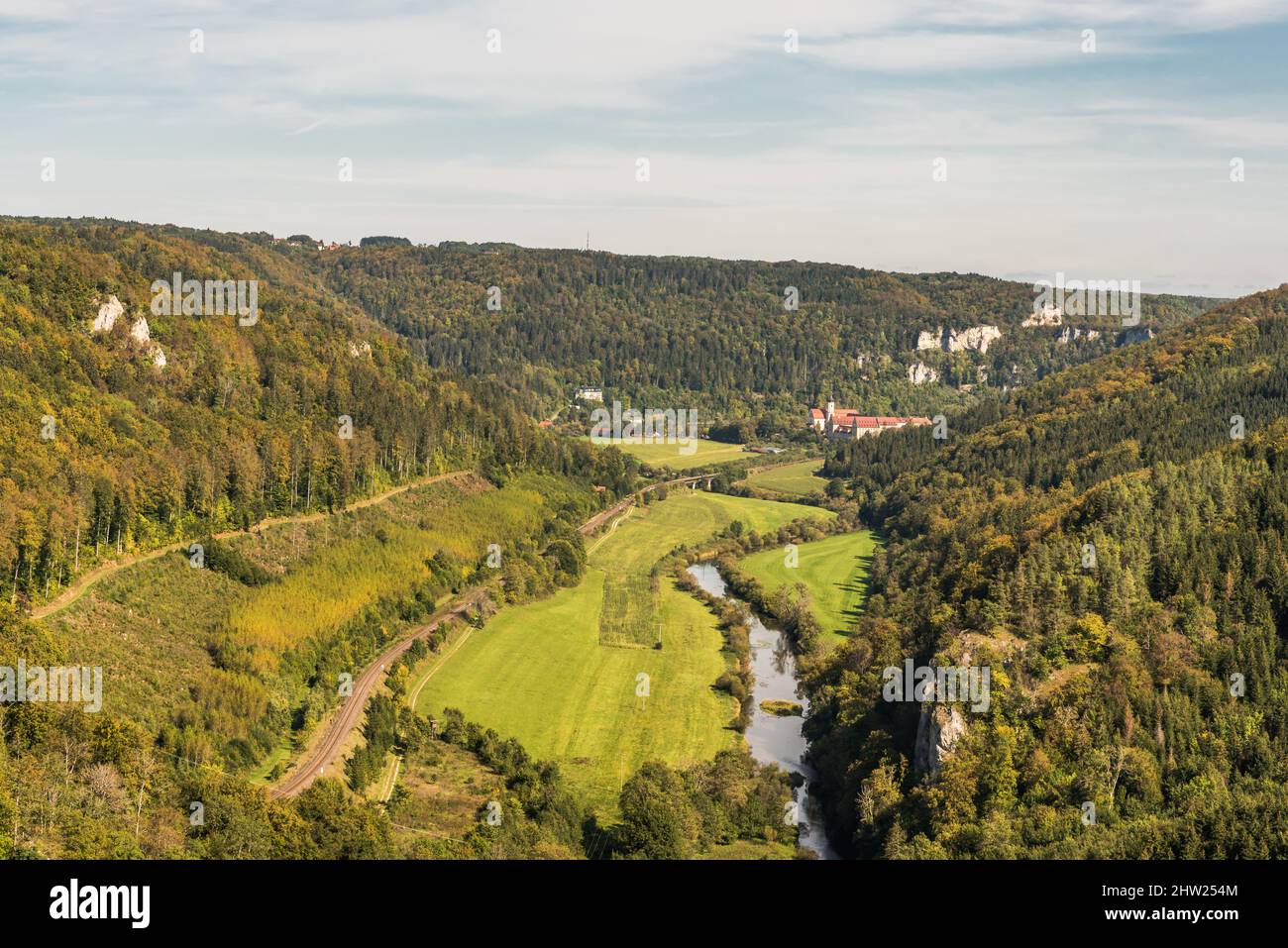 Vue depuis le point de vue Knopfmacherfelsen vers la vallée du Danube et le monastère de Beuron, le Parc naturel du Haut-Danube, l'Alb de Swabian, Bade-Wuerttemberg, Allemagne Banque D'Images