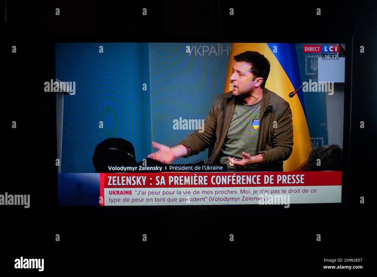 Volodymyr Oleksandrovych Zelenskyy est un politicien ukrainien, ancien acteur et comédien qui est le sixième et actuel président de l'Ukraine, première conférence de presse après la guerre de l'Ukraine avec la Russie, la télévision française transcripton, "le monde entier est tard" Banque D'Images