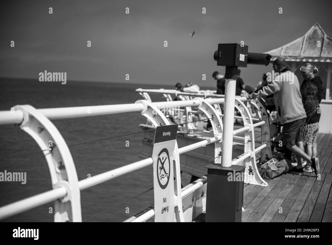 Photo en niveaux de gris de personnes sur Cromer Pier, Royaume-Uni Banque D'Images