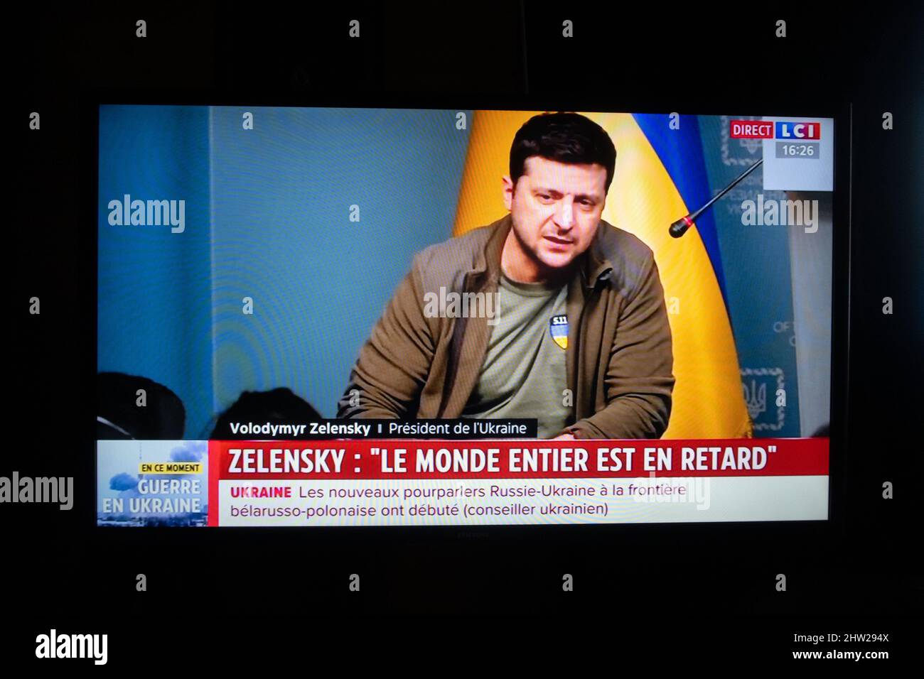 Volodymyr Oleksandrovych Zelenskyy est un politicien ukrainien, ancien acteur et comédien qui est le sixième et actuel président de l'Ukraine, première conférence de presse après la guerre de l'Ukraine avec la Russie, la télévision française transcripton, "le monde entier est tard" Banque D'Images