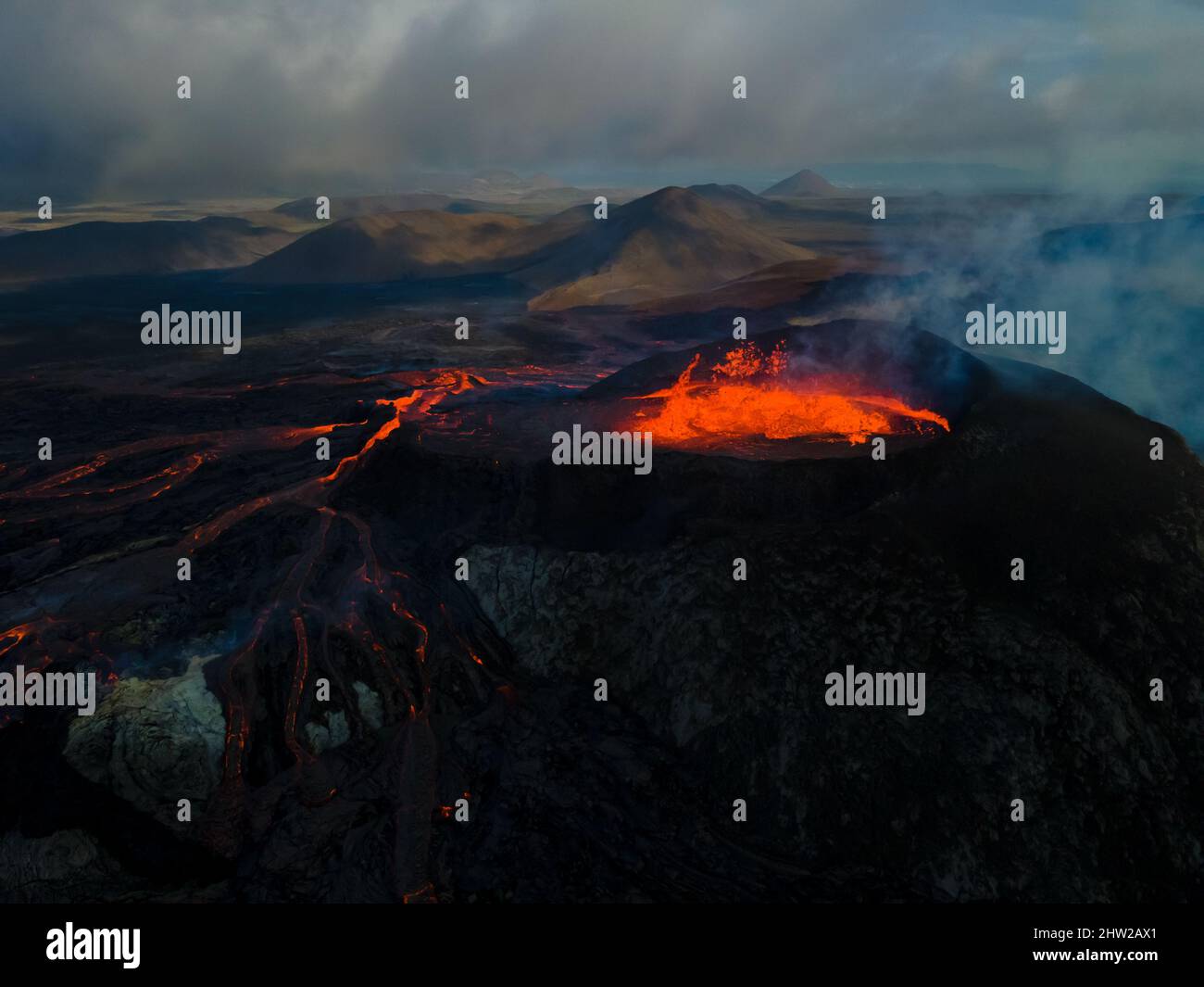 Vue aérienne impressionnante de l'explosion de lave rouge du volcan actif en Islande Banque D'Images