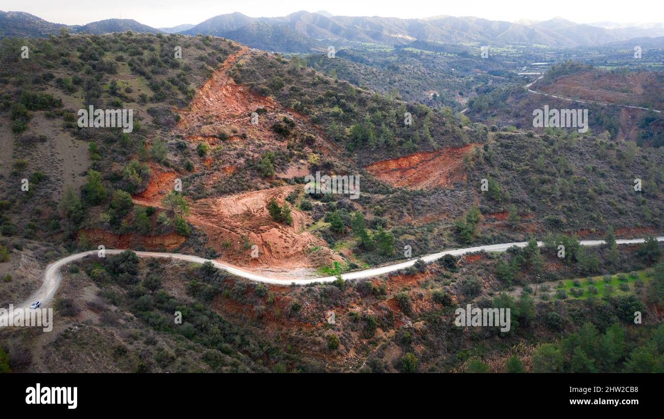 Calotte en fer rouge (gossan) au sommet d'une colline au-dessus d'un gisement de minerai de métal, Chypre Banque D'Images