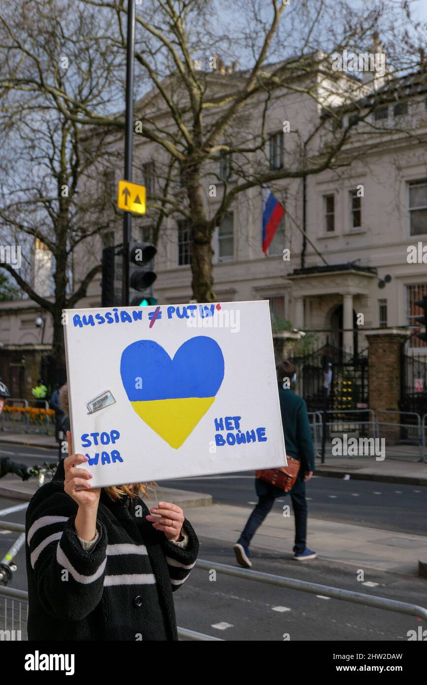 Londres, Angleterre. 3rd mars 2022. Des manifestants se rassemblent devant l'ambassade de Russie pour protester contre la guerre russe en Ukraine. La Russie a envahi l'Ukraine voisine le 24th février 2022, depuis l'invasion, il y a eu une condamnation mondiale de la guerre. Credit: SMP News / Alamy Live News Banque D'Images