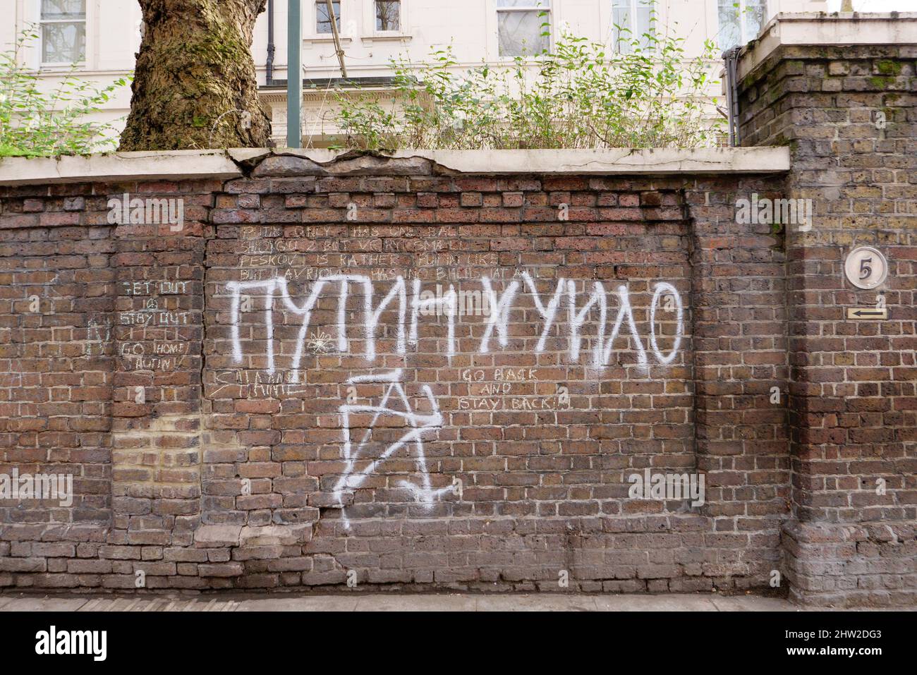 Londres, Angleterre. 3rd mars 2022. Messages anti-guerre russe sur le mur de l'ambassade de Russie pour protester contre la guerre russe en Ukraine. La Russie a envahi l'Ukraine voisine le 24th février 2022, depuis l'invasion, il y a eu une condamnation mondiale de la guerre. Credit: SMP News / Alamy Live News Banque D'Images