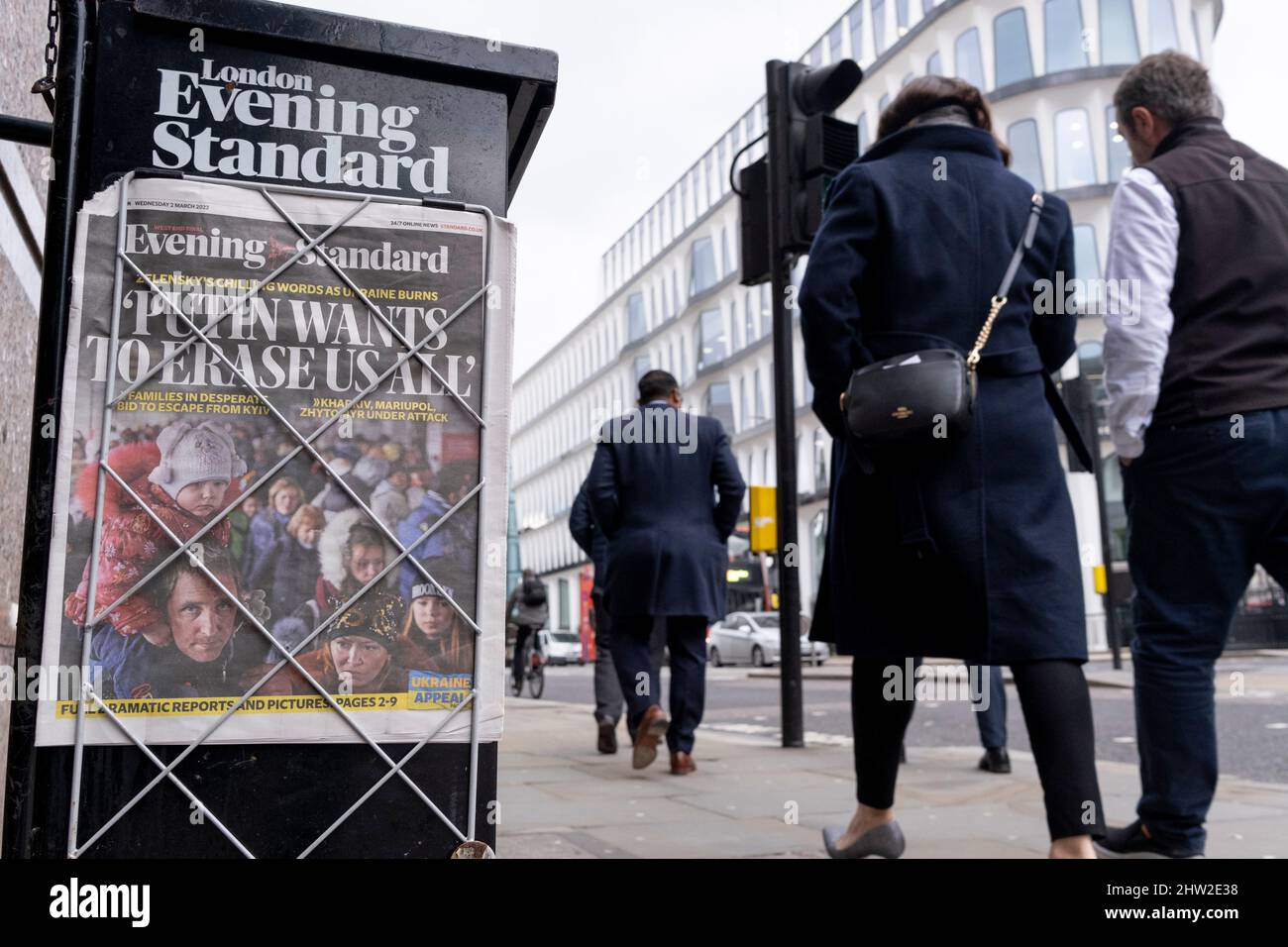 Alors que la guerre en Ukraine se poursuit et que le financement de l'argent russe à Londres reste controversé, les ouvriers des villes passent un titre du Evening Standard qui rapporte que le président Poutine veut effacer tous les Ukrainiens, le 3rd février 2022, dans la City de Londres, en Angleterre. Le Evening Standard appartient à un riche oligarque russe, Evgeny Lebedev, également membre de la Chambre des Lords. Banque D'Images