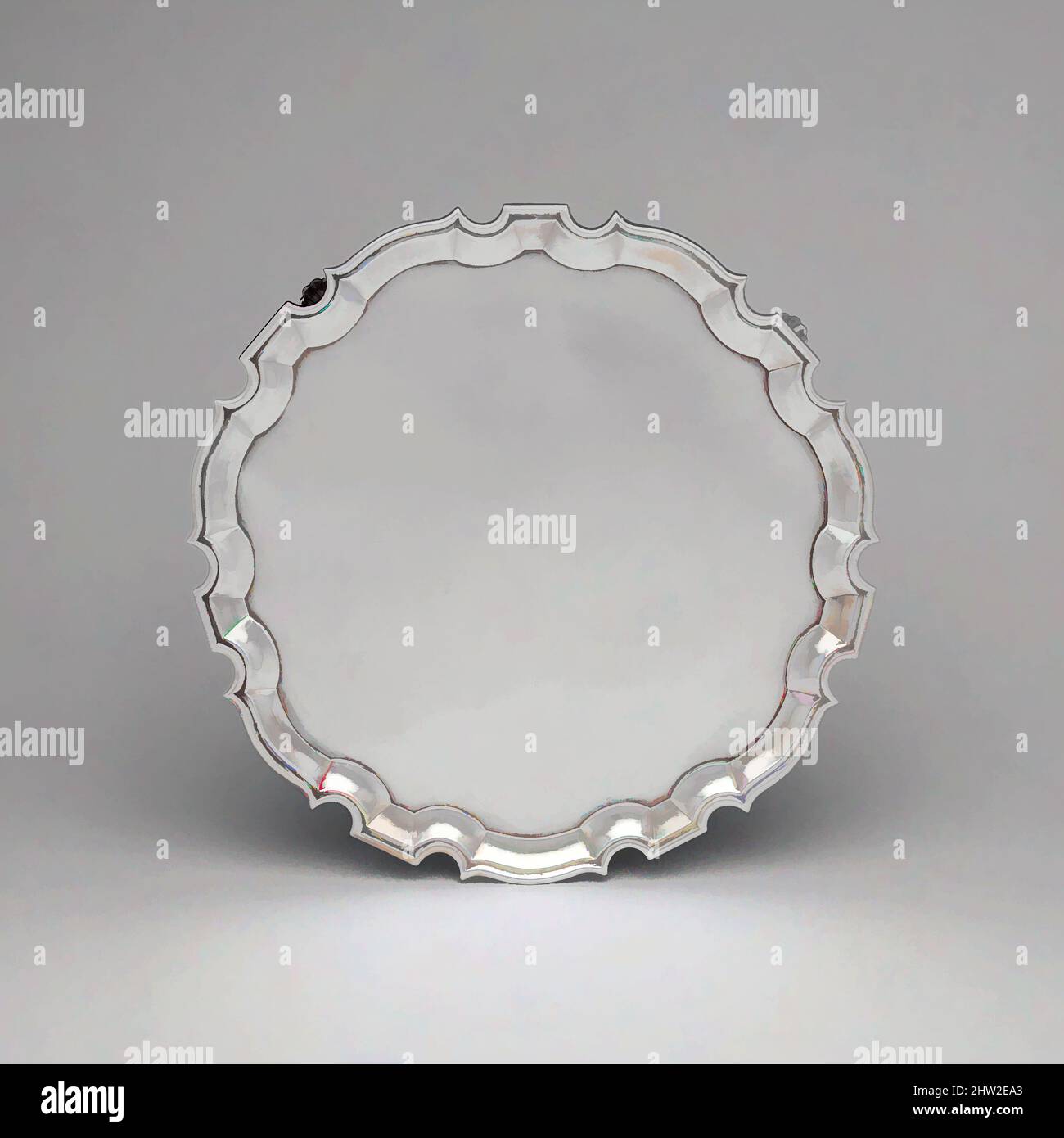 Art inspiré par Salver, 1735–45, fabriqué à New York, New York, États-Unis, américain, argent, H. 1 5/8 po (4,1 cm) ; diamètre 10 15/16 po (27,8 cm) ; 28 oz. 5 l/h (878,7 g), argent, Simeon Soumaine (baptisé 1685–ca. 1750, œuvres classiques modernisées par Artotop avec une touche de modernité. Formes, couleur et valeur, impact visuel accrocheur sur l'art émotions par la liberté d'œuvres d'art d'une manière contemporaine. Un message intemporel qui cherche une nouvelle direction créative. Artistes qui se tournent vers le support numérique et créent le NFT Artotop Banque D'Images