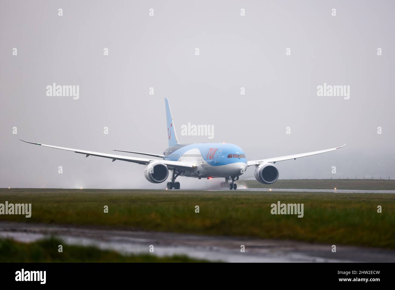 TUI Boeing 787 enregistrement Dreamliner OO-LOE décollage d'une piste mouillée sur 2 mars 2022 depuis l'aéroport de Londres Luton, Bedfordshire, Royaume-Uni Banque D'Images