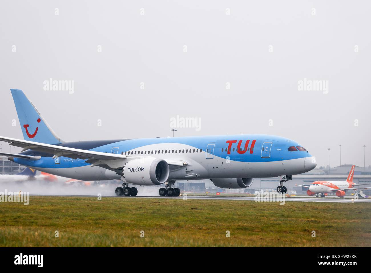 TUI Boeing 787 enregistrement Dreamliner OO-LOE décollage d'une piste mouillée sur 2 mars 2022 depuis l'aéroport de Londres Luton, Bedfordshire, Royaume-Uni Banque D'Images