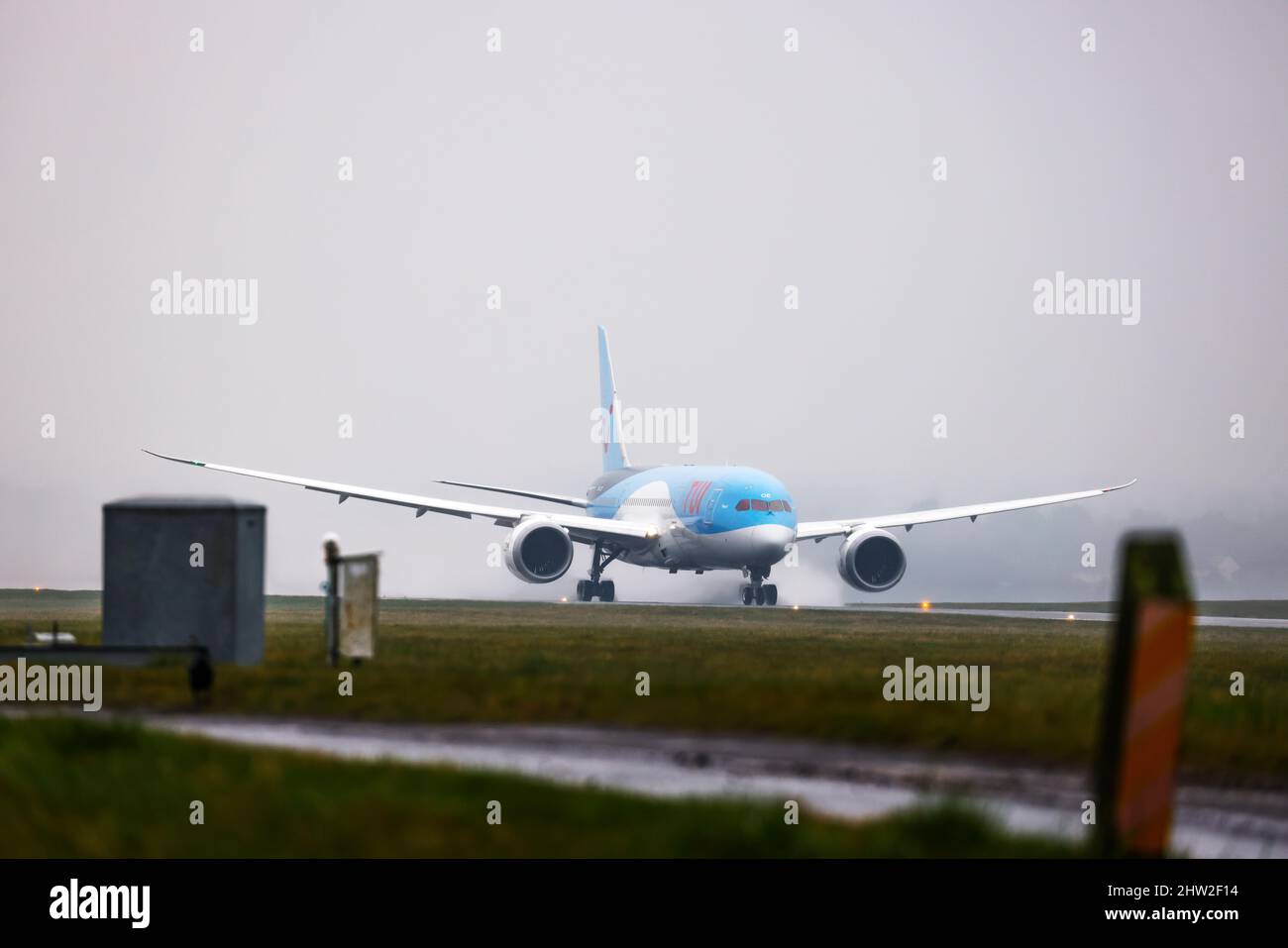 TUI Boeing 787 enregistrement Dreamliner OO-LOE décollage d'une piste mouillée sur 2 mars 2022 depuis l'aéroport de Londres Luton, Bedfordshire, Royaume-Uni Banque D'Images