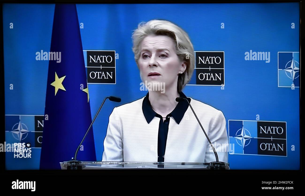 Une capture d'écran TV d'Ursula von Der Leyen, Président de la Commission européenne, qui a prononcé un discours diffusé par le programme d'actualités nocturnes de PBS NewsHour. Banque D'Images