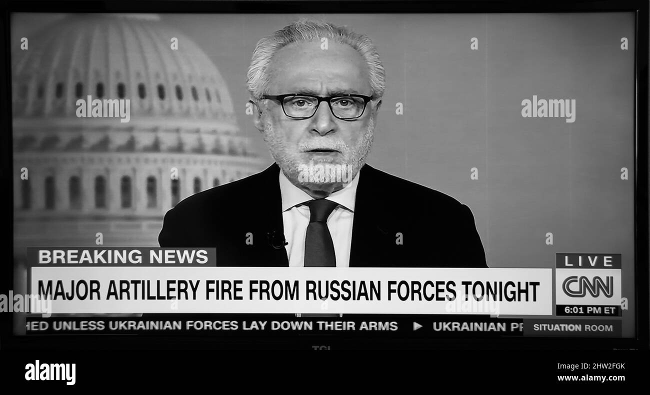 Une capture d'écran TV de l'ancre de CNN Wolf Blitzer reportage sur l'invasion russe de l'Ukraine. Banque D'Images