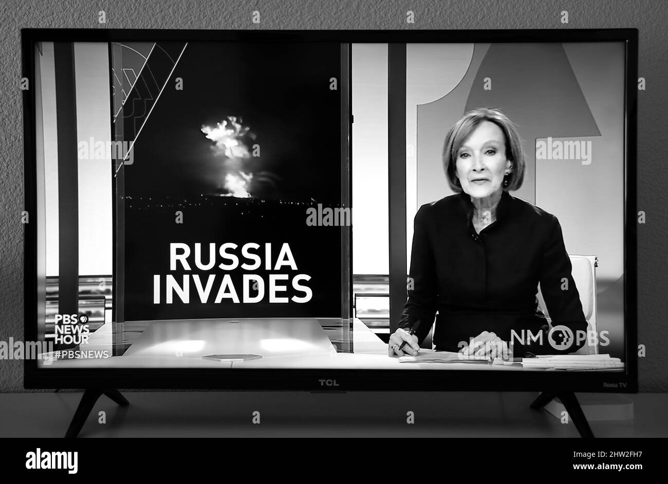 Une capture d'écran TV de l'ancre de PBS NewsHour Judy Woodruff signalant que l'armée russe a envahi l'Ukraine. Banque D'Images