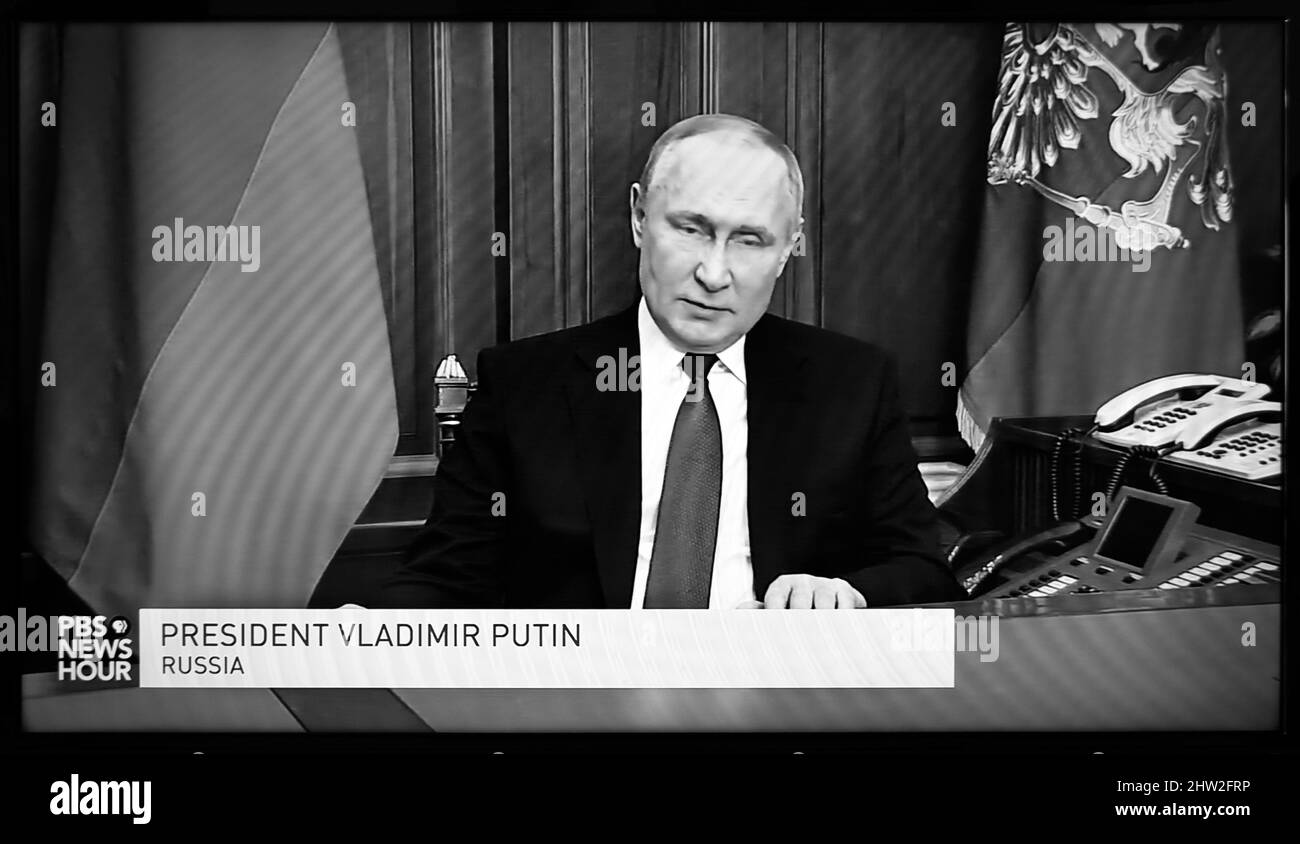 Une émission télévisée de PBS NewsHour diffusée aux États-Unis montre un discours prononcé à la télévision russe par le président russe Vladimir Poutine après l'invasion de l'Ukraine. Banque D'Images