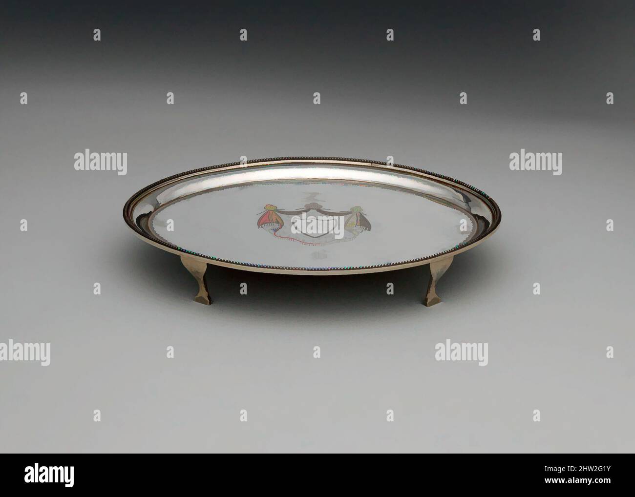 Art inspiré par Stand, 1790–1800, fabriqué à New York, New York, États-Unis, américain, argent, 1 3/16 x 7 5/8 x 5 5/8 po (3 x 19,4 x 14,3 cm) ; 6 oz. 18 l/h (214,9 g), argent, Daniel Van Voorhis (1751–1824, oeuvres classiques modernisées par Artotop avec une touche de modernité. Formes, couleur et valeur, impact visuel accrocheur sur l'art émotions par la liberté d'œuvres d'art d'une manière contemporaine. Un message intemporel qui cherche une nouvelle direction créative. Artistes qui se tournent vers le support numérique et créent le NFT Artotop Banque D'Images