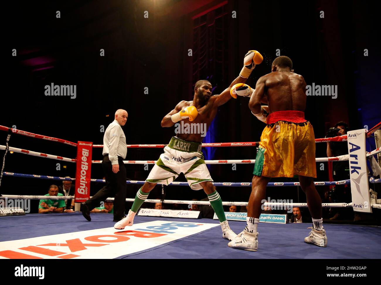 Larry Ekundayo (Short blanc) combat Joseph Lamptey pour le titre de poids-lourd de l'Union africaine de boxe (ABU) lors du spectacle du « Judgment Day » au Troxy, Limehouse, Londres. 30 octobre 2015. James Boardman / Telephoto Images +44 7967 642437 Banque D'Images