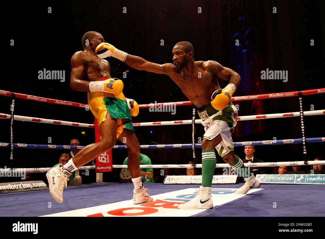 Larry Ekundayo (Short blanc) combat Joseph Lamptey pour le titre de poids-lourd de l'Union africaine de boxe (ABU) lors du spectacle du « Judgment Day » au Troxy, Limehouse, Londres. 30 octobre 2015. James Boardman / Telephoto Images +44 7967 642437 Banque D'Images