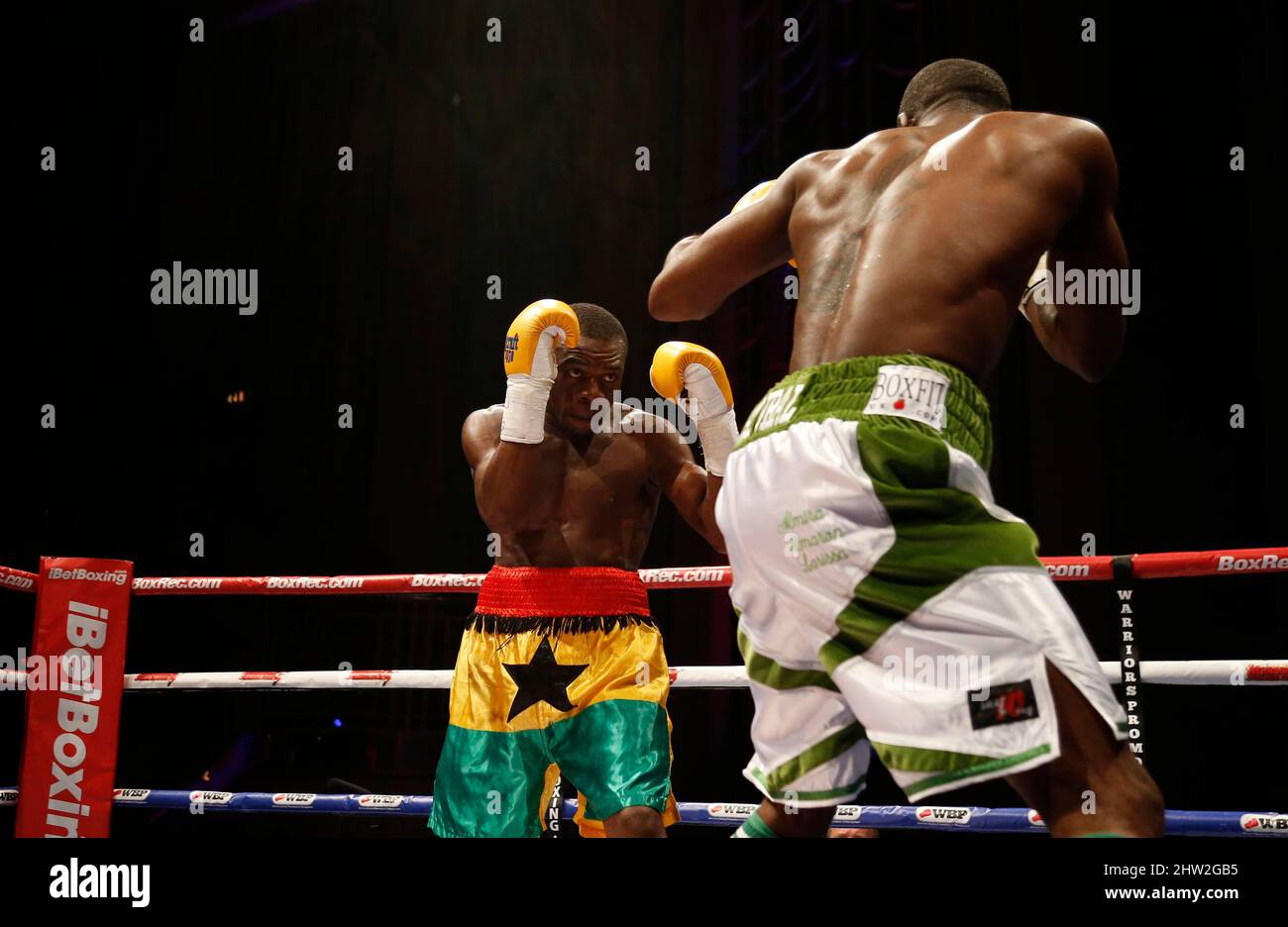 Joseph Lamptey combat Larry Ekundayo (Short blanc) pour le titre de poids-lourd de l'Union africaine de boxe (ABU) lors du spectacle du « Judgment Day » au Troxy, Limehouse, Londres. 30 octobre 2015. James Boardman / Telephoto Images +44 7967 642437 Banque D'Images