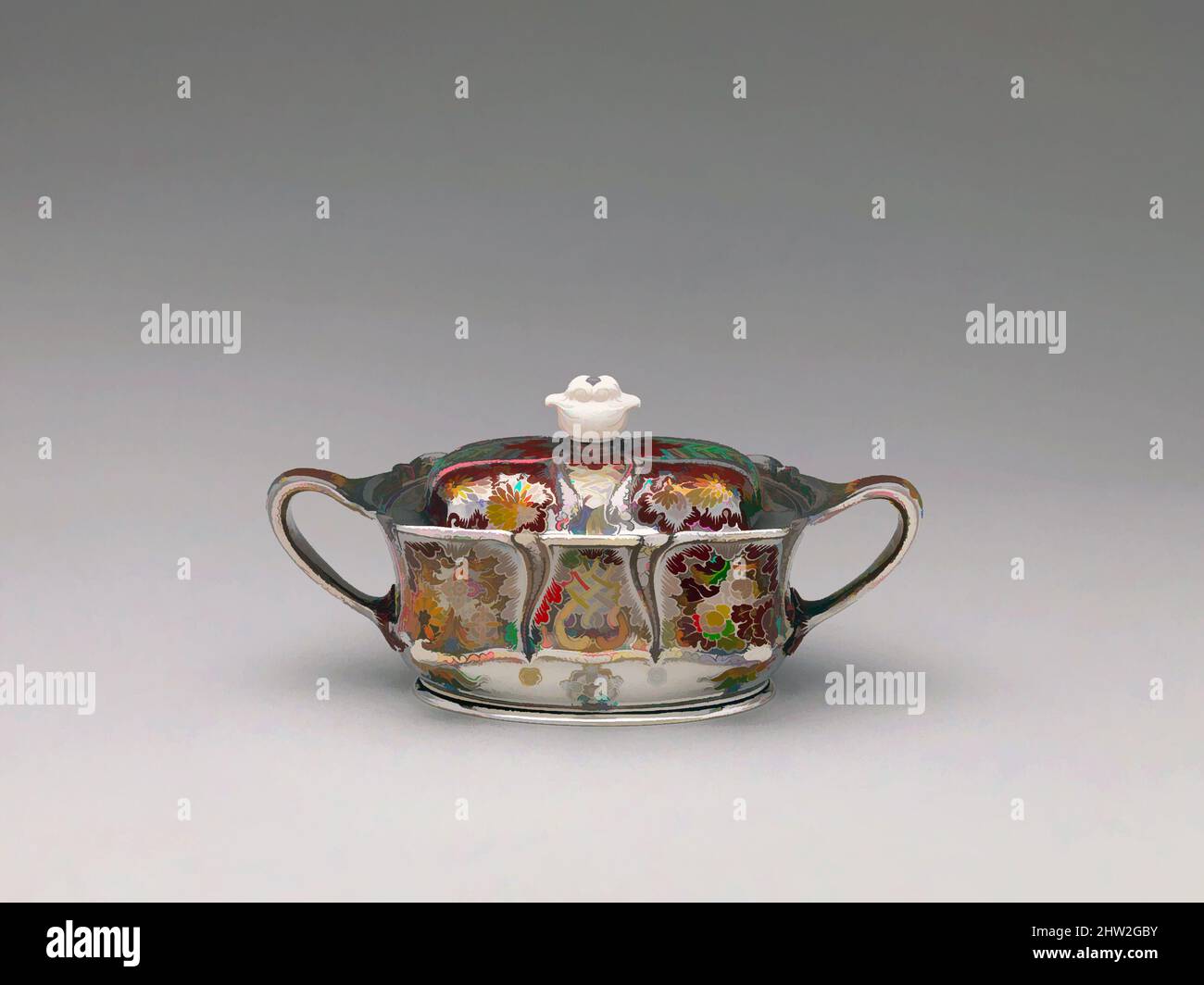 Art inspiré par Sugar Bowl, env. 1888, fabriqué à New York, New York, États-Unis, américain, argent, Or argenté, émail et ivoire, total : 3 5/8 x 7 1/2 x 3 3/4 po (9,2 x 19,1 x 9,5 cm) ; 15 oz. 14 l/h (488,4 g), Silver, Tiffany & Co. (1837 à ce jour), un article de 1898 dans The Jewelers, Classic œuvres modernisées par Artotop avec une touche de modernité. Formes, couleur et valeur, impact visuel accrocheur sur l'art émotions par la liberté d'œuvres d'art d'une manière contemporaine. Un message intemporel qui cherche une nouvelle direction créative. Artistes qui se tournent vers le support numérique et créent le NFT Artotop Banque D'Images