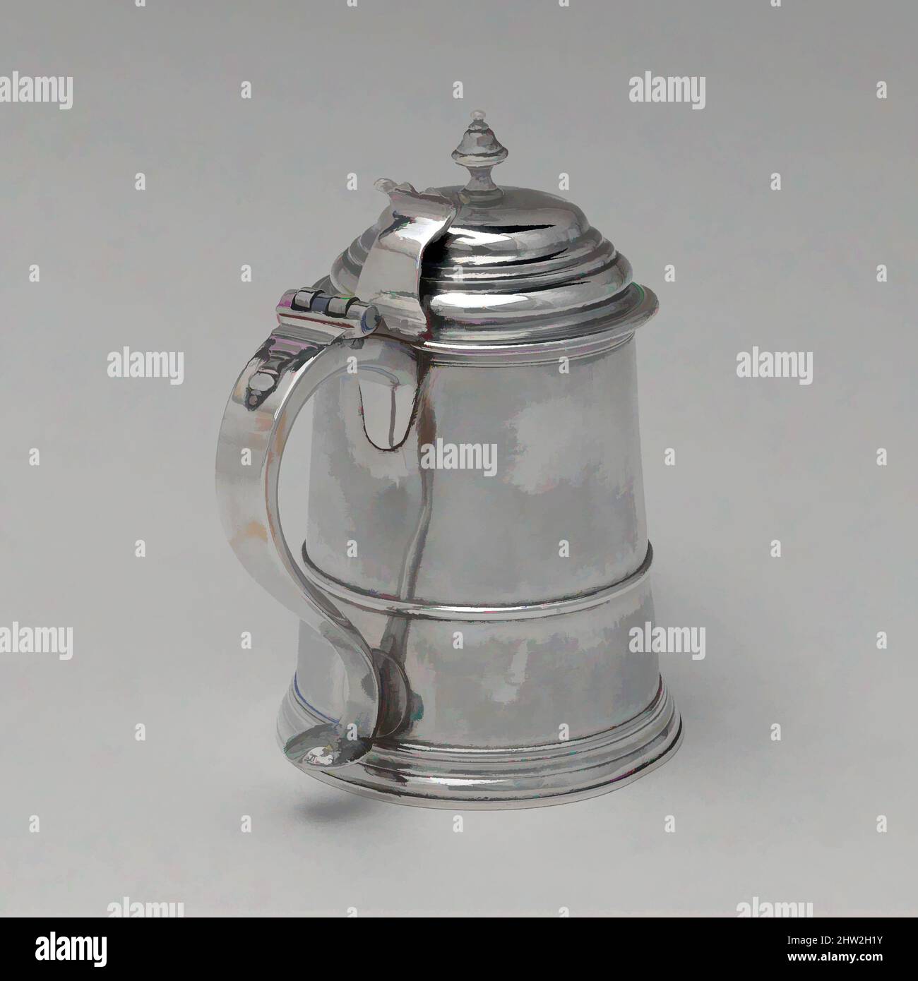 Art inspiré par Tankard, CA. 1750, fabriqué à Boston, Massachusetts, États-Unis, américain, Argent, total : 6 3/8 x 5 1/2 po (16,2 x 14 cm) ; 17 oz 12 l/h (546,9 g), Silver, éventuellement Paul Revere Jr. (American, Boston, Massachusetts 1734–1818 Boston, Massachusetts), éventuellement Paul, Œuvres classiques modernisées par Artotop avec une touche de modernité. Formes, couleur et valeur, impact visuel accrocheur sur l'art émotions par la liberté d'œuvres d'art d'une manière contemporaine. Un message intemporel qui cherche une nouvelle direction créative. Artistes qui se tournent vers le support numérique et créent le NFT Artotop Banque D'Images
