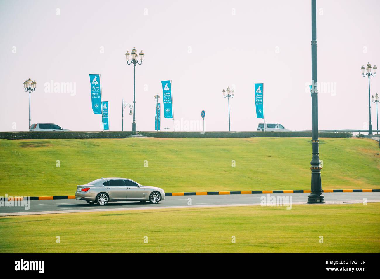 Dubaï, Émirats arabes Unis, 28 mai 2021 : une BMW série 7 blanche se moque rapidement dans la rue à Dubaï. Cinquième génération de la BMW série 7 complète Banque D'Images