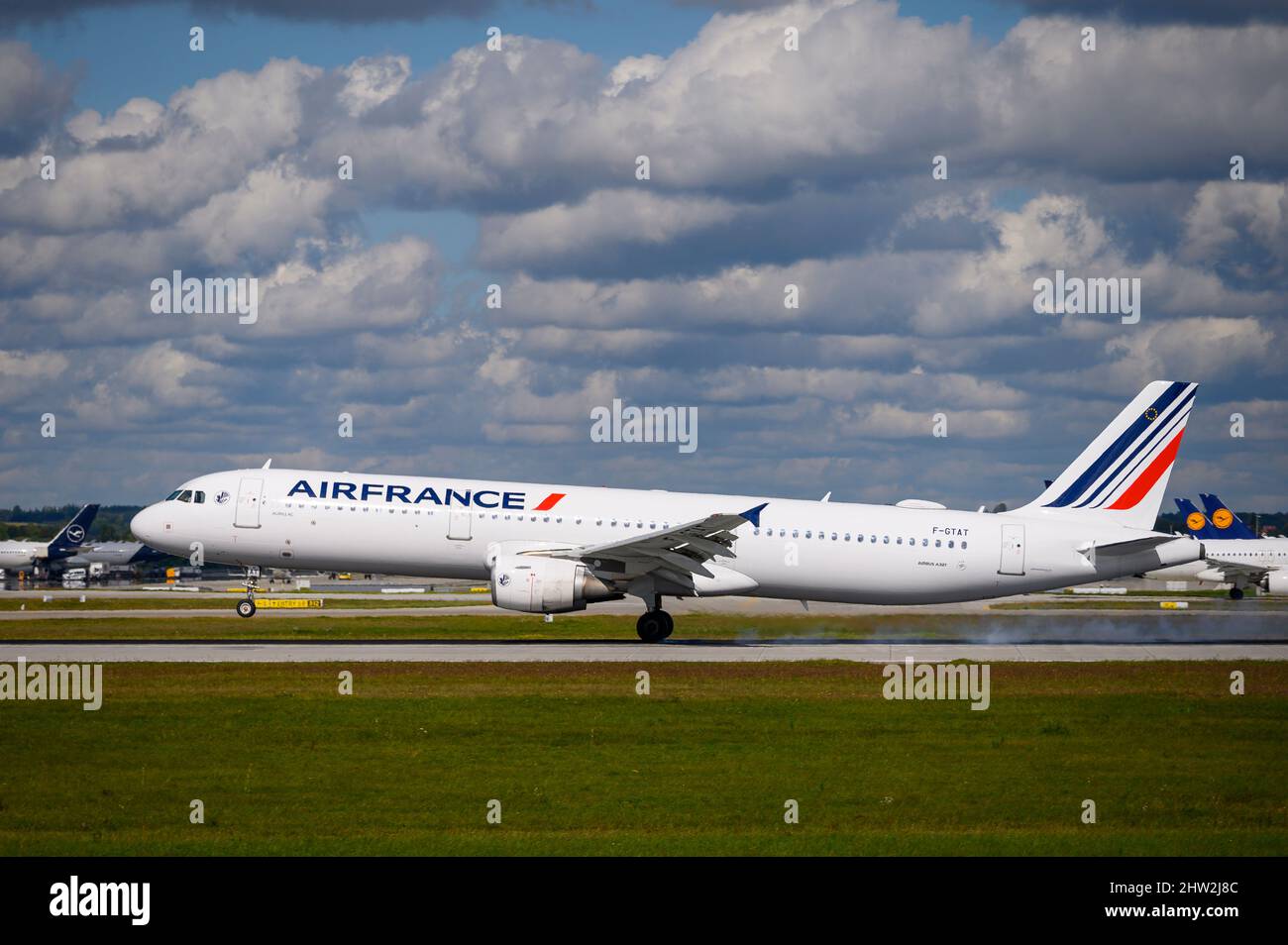 Air France Airbus A321-212 avec l'immatriculation de l'avion F-GTAT débarque sur la piste sud 26L de l'aéroport de Munich MUC EDDM Banque D'Images