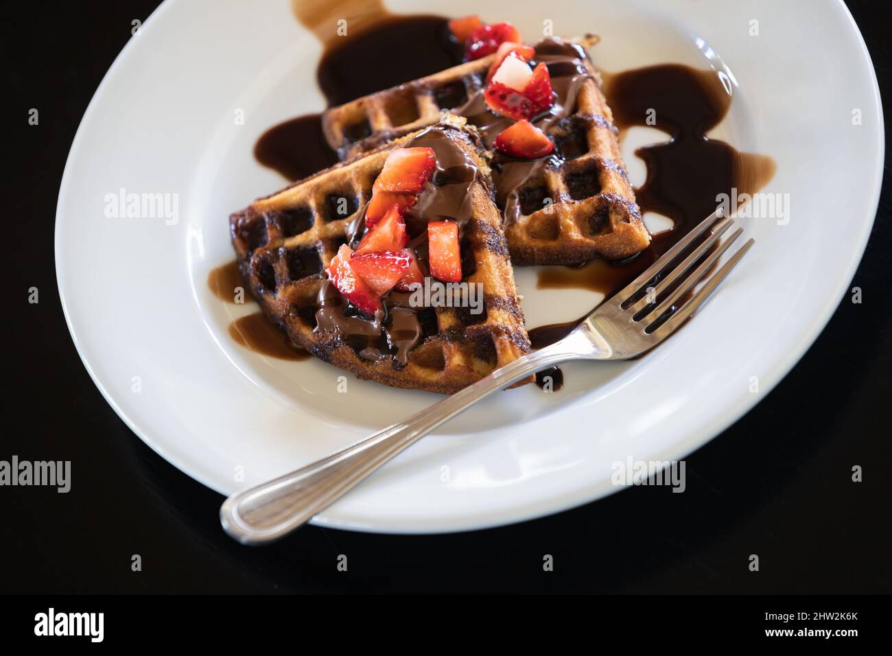 Gaufres avec sirop de chocolat et fraises, photo en gros plan Banque D'Images