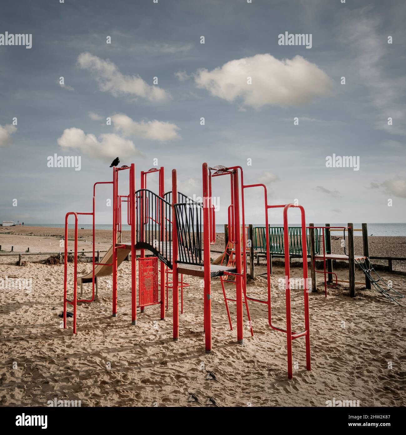 Cadre d'escalade rouge et toboggan, Hayling Island, Hampshire, Royaume-Uni Banque D'Images