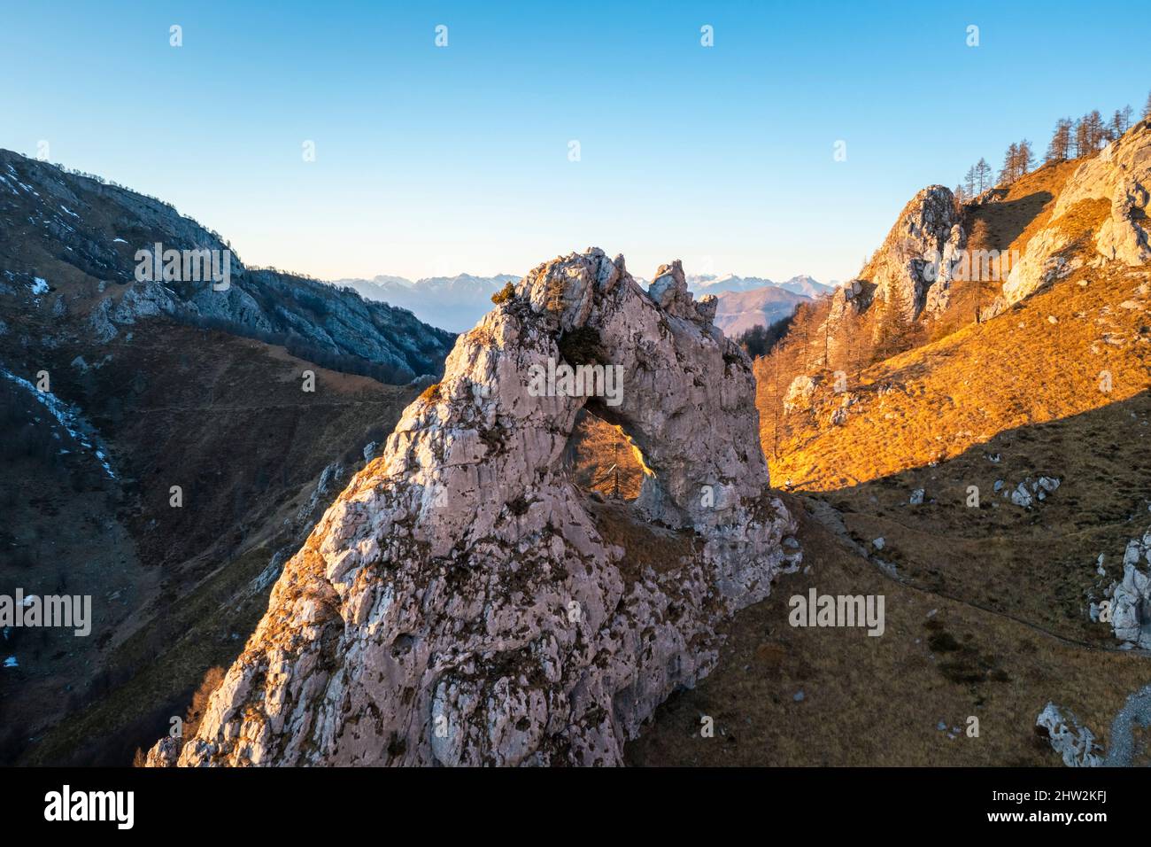 Vue aérienne de la Porta di Prada dans la montagne Grigna au coucher du soleil. Grigna Settentrionale (Grignone), Mandello del Lario, Lombardie, Italie. Banque D'Images