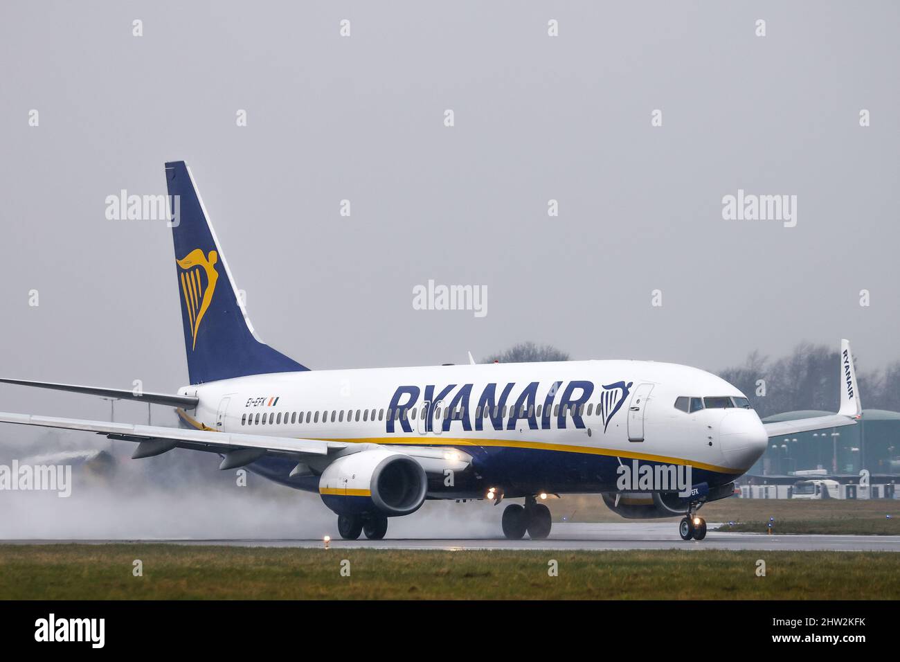Ryanair Boeing 737 enregistrement EI-EFK décollage d'une piste mouillée sur 2 mars 2022 de l'aéroport de Londres Luton, Bedfordshire, Royaume-Uni Banque D'Images