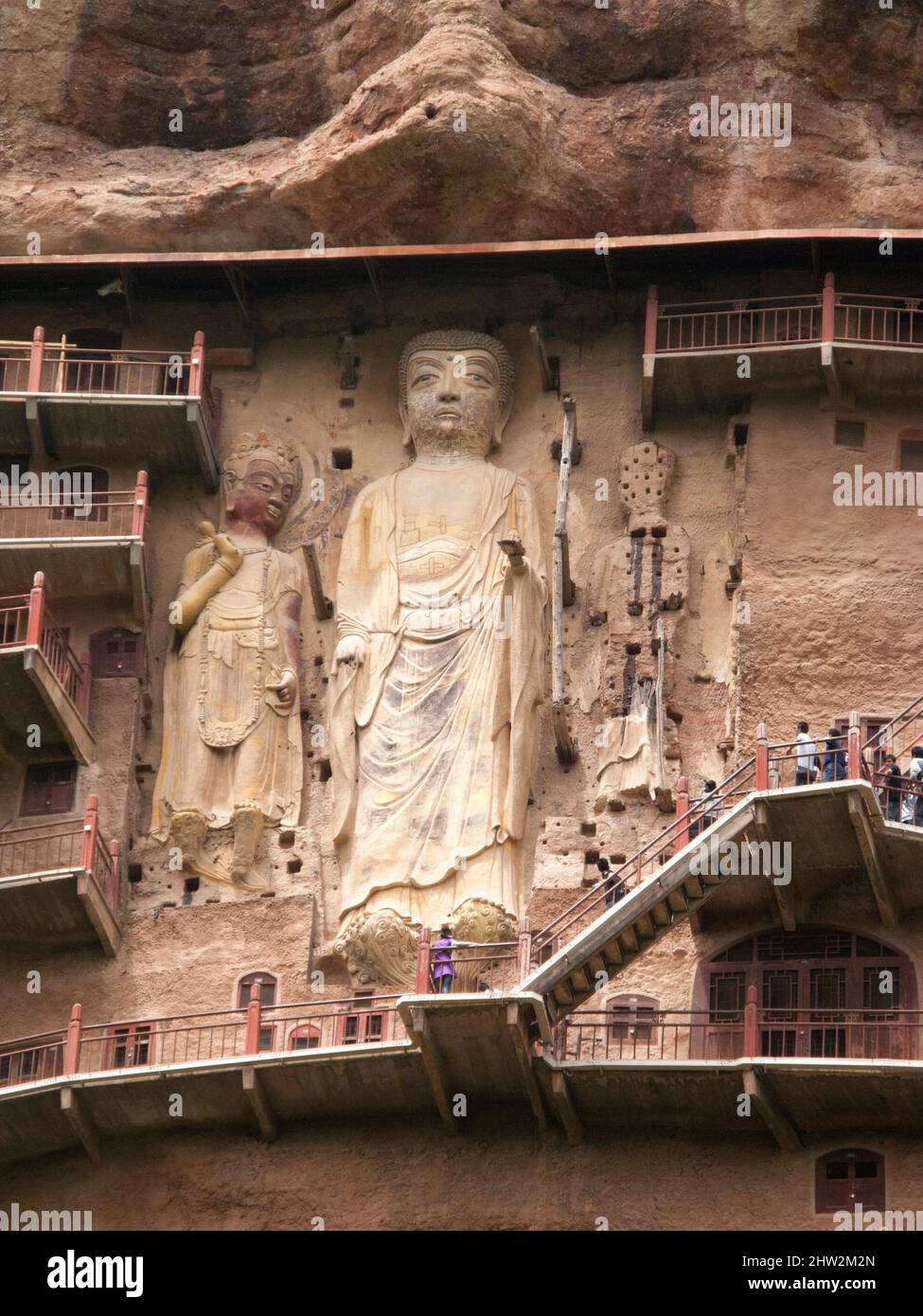 Représentations de Bouddha figures représentations et images bouddhistes (qui semble être restauré très récemment à l'aide de béton) sur la face rocheuse des Grottes de Maijishan, autrefois romanisées comme Maichishan, qui sont une série de 194 grottes coupées sur le côté de la colline de Majishan à Tianshui, province de Gansu, Chine. Des escaliers et des passerelles sont fixés à la face de roche pure pour permettre aux visiteurs d'entrer en contact étroit avec les figures d'argile et les anciennes sculptures en pierre sur le site. (67/125) Banque D'Images