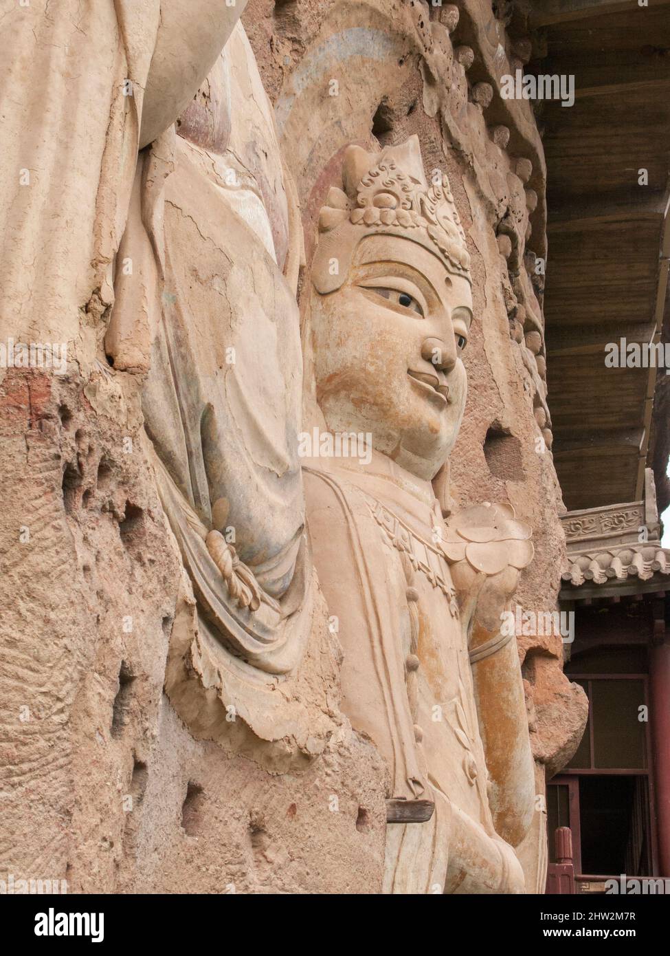 Représentations de Bouddha figures représentations et images bouddhistes (qui semble être restauré très récemment à l'aide de nouveaux matériaux) sur la face rocheuse des grottes de Maijishan, autrefois romanisée comme Maichishan, Qui sont une série de 194 grottes coupées sur le flanc de la colline de Majishan à Tianshui, province de Gansu, Chine. Des escaliers et des passerelles sont fixés à la face de roche pure pour permettre aux visiteurs d'entrer en contact étroit avec les figures d'argile et les anciennes sculptures en pierre sur le site. (67/125) Banque D'Images