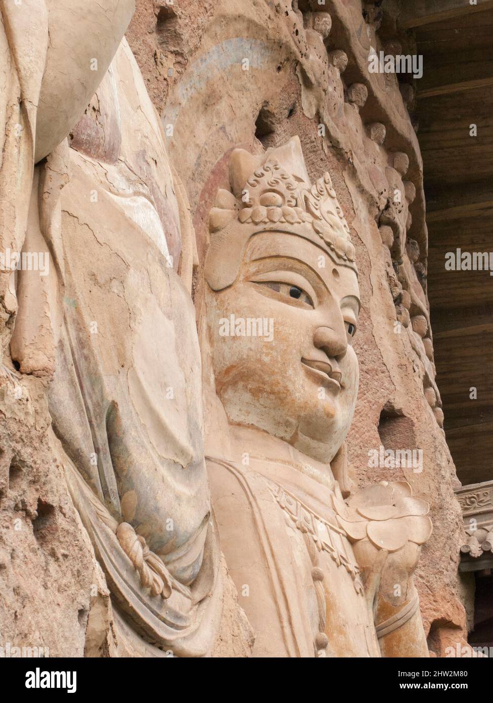 Représentations de Bouddha figures représentations et images bouddhistes (qui semble être restauré très récemment à l'aide de béton) sur la face rocheuse des Grottes de Maijishan, autrefois romanisées comme Maichishan, qui sont une série de 194 grottes coupées sur le côté de la colline de Majishan à Tianshui, province de Gansu, Chine. Des escaliers et des passerelles sont fixés à la face de roche pure pour permettre aux visiteurs d'entrer en contact étroit avec les figures d'argile et les anciennes sculptures en pierre sur le site. (67/125) Banque D'Images