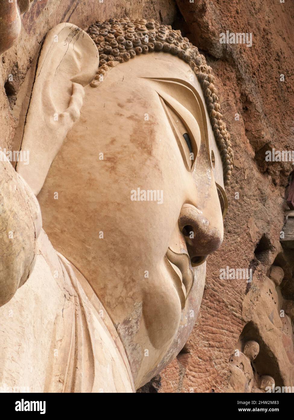 Représentations de Bouddha figures représentations et images bouddhistes (qui semble être restauré très récemment à l'aide de nouveaux matériaux) sur la face rocheuse des grottes de Maijishan, autrefois romanisée comme Maichishan, Qui sont une série de 194 grottes coupées sur le flanc de la colline de Majishan à Tianshui, province de Gansu, Chine. Des escaliers et des passerelles sont fixés à la face de roche pure pour permettre aux visiteurs d'entrer en contact étroit avec les figures d'argile et les anciennes sculptures en pierre sur le site. (67/125) Banque D'Images