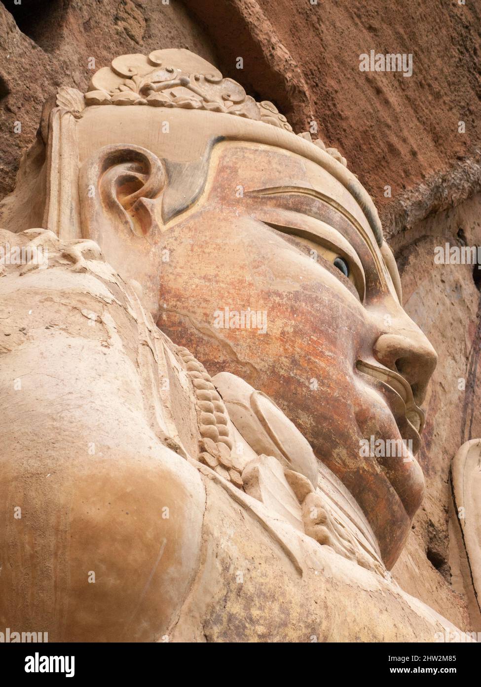 Représentations de Bouddha figures représentations et images bouddhistes (qui semble être restauré très récemment à l'aide de nouveaux matériaux) sur la face rocheuse des grottes de Maijishan, autrefois romanisée comme Maichishan, Qui sont une série de 194 grottes coupées sur le flanc de la colline de Majishan à Tianshui, province de Gansu, Chine. Des escaliers et des passerelles sont fixés à la face de roche pure pour permettre aux visiteurs d'entrer en contact étroit avec les figures d'argile et les anciennes sculptures en pierre sur le site. (67/125) Banque D'Images