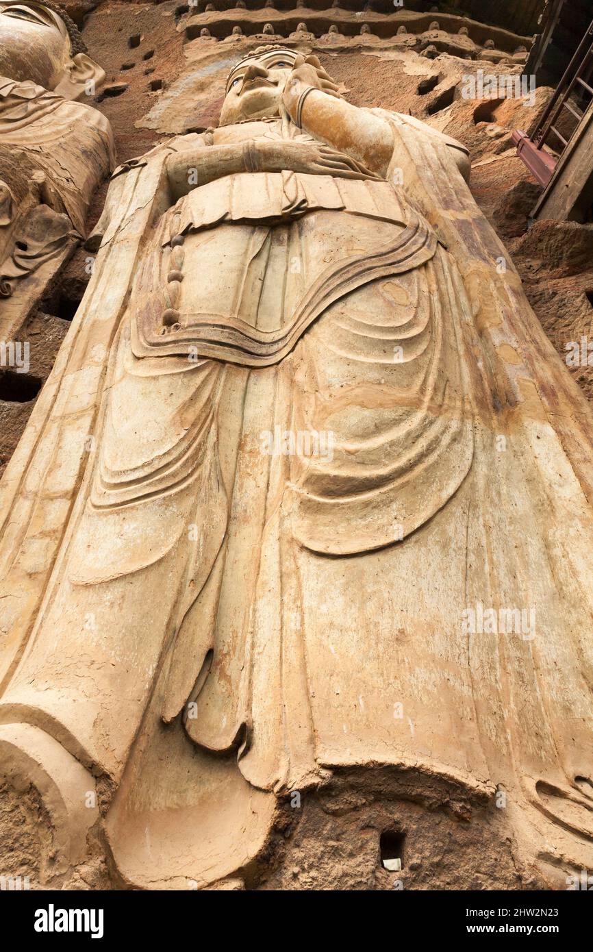 Représentations de Bouddha figures représentations et images bouddhistes (qui semble être restauré très récemment à l'aide de béton) sur la face rocheuse des Grottes de Maijishan, autrefois romanisées comme Maichishan, qui sont une série de 194 grottes coupées sur le côté de la colline de Majishan à Tianshui, province de Gansu, Chine. Des escaliers et des passerelles sont fixés à la face de roche pure pour permettre aux visiteurs d'entrer en contact étroit avec les figures d'argile et les anciennes sculptures en pierre sur le site. (67/125) Banque D'Images