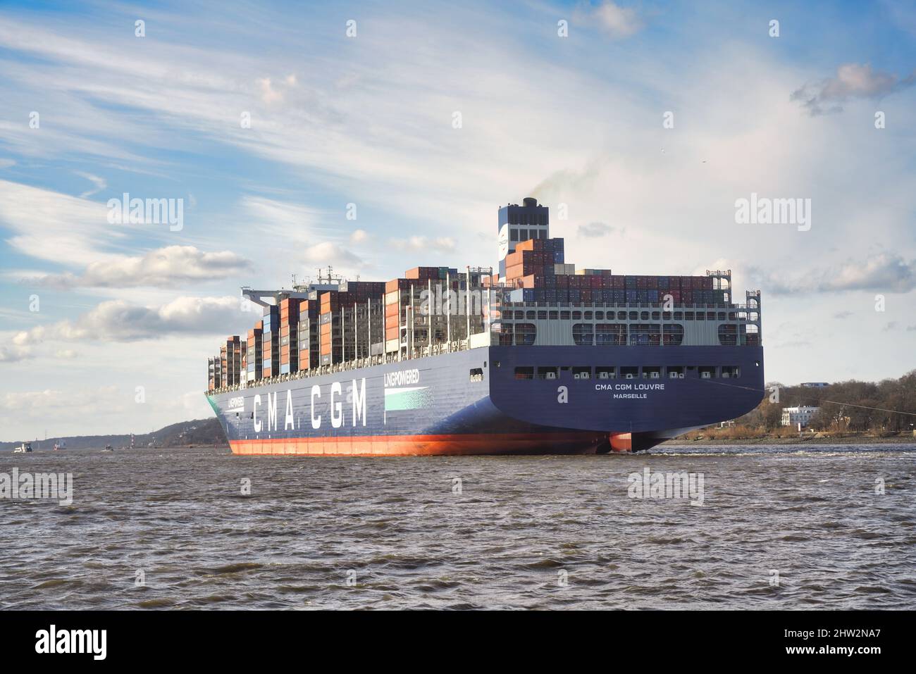 CMA CGM LOUVRE navire conteneur sur l'Elbe à Hambourg, Allemagne. GNL, gaz naturel liquéfié, cargo motorisé naviguant sous le pavillon de la France. Banque D'Images