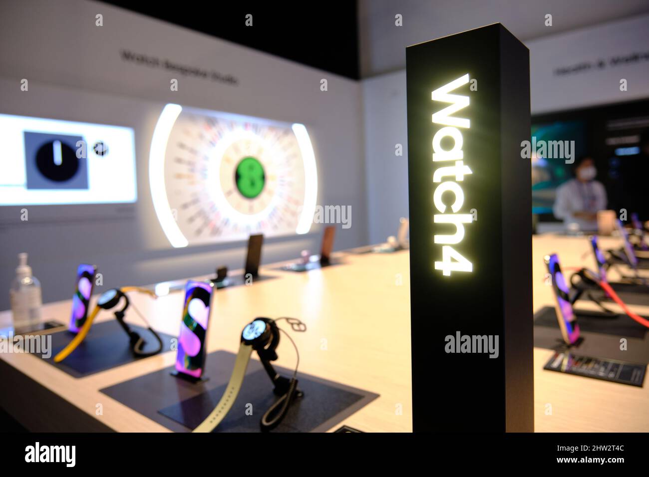 Barcelone, Espagne - Mars 2nd 2022 - Mobile World Congress - Samsung stand présentant Watch 4 Banque D'Images