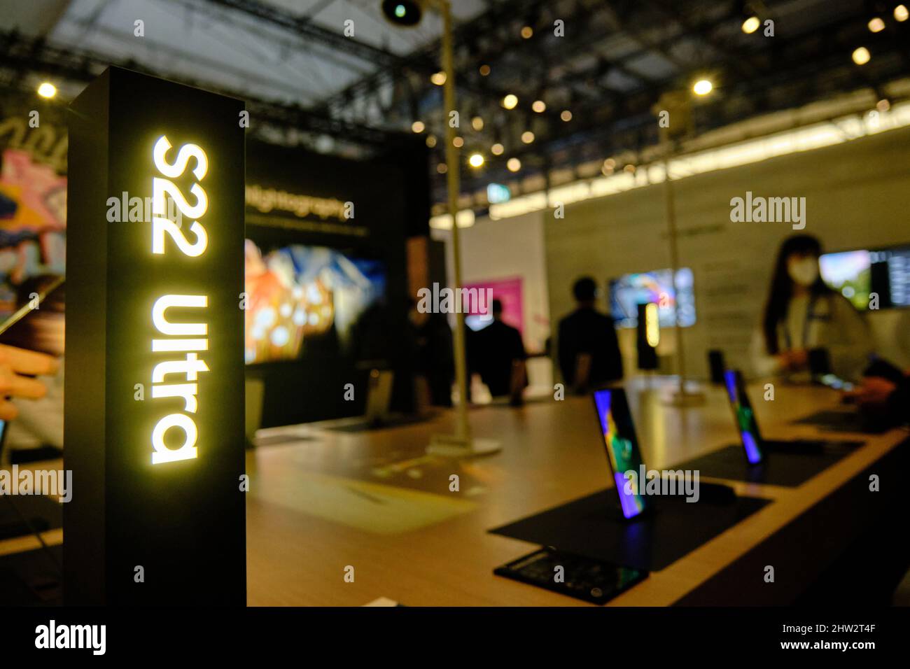 Barcelone, Espagne - Mars 2nd 2022 - Mobile World Congress - Samsung stand présentant S22 Ultra smartphone Banque D'Images